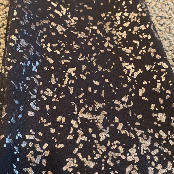 Spanx Capris Black w/ Gold Flecks Leggings Size Medium in EUC - Picture 2 of 8